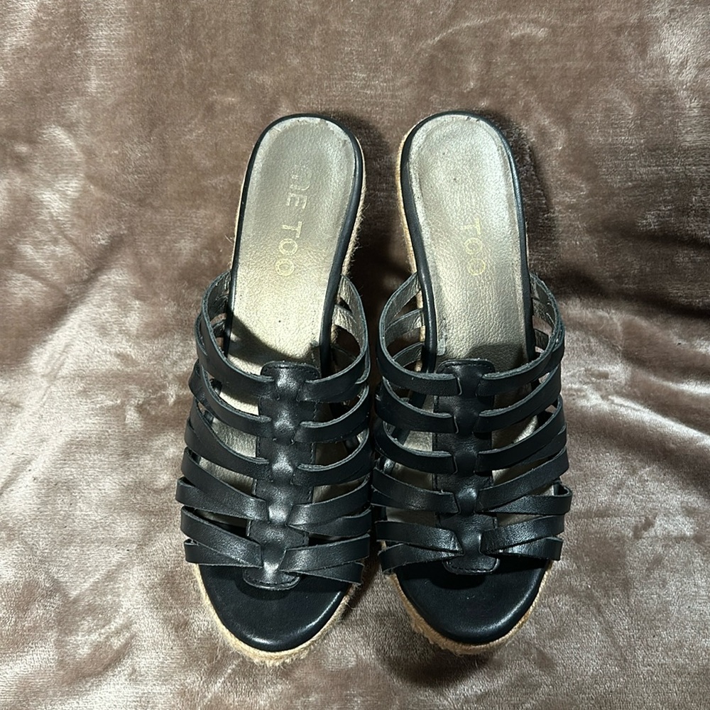Me Too black strappy platform sandals Boho hippy!! Comfortable and CUTE!